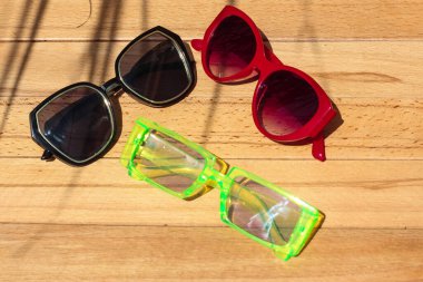 Yaz mevsimi renkli güneş gözlüğü arkaplanı