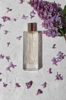 Çiçek kokulu parfüm reklamı fikri