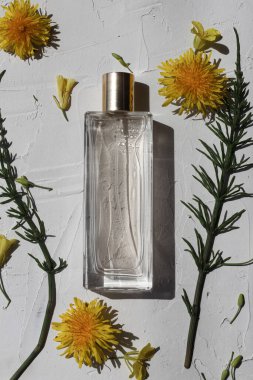 Çiçek kokulu parfüm berrak bir şişede 