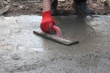 Kırmızı eldivenli bir adam.