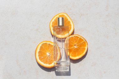 Şeffaf parfüm şişesi kompozisyonu