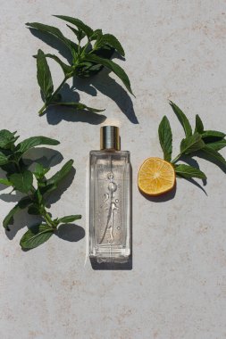 Bir parfüm şişesinin minimalist düz konumu