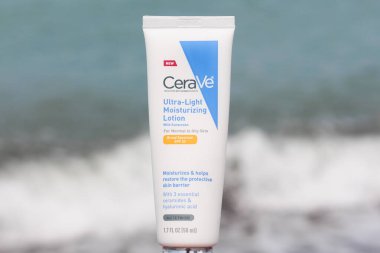 Ünlü bir marka olan Cerave nemlendirici losyonunu deniz dalgaları önünde kapayın.