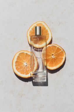 Şeffaf parfüm şişesi kompozisyonu