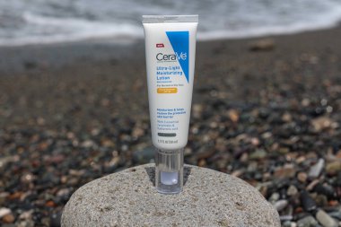 Ünlü marka Cerave nemlendirici losyonu ve deniz kenarında duran spf koruması. Batumi, Gürcistan - Haziran 2021