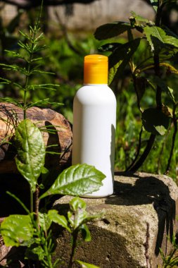 Model için beyaz plastik güzellik ürünü şişesi.