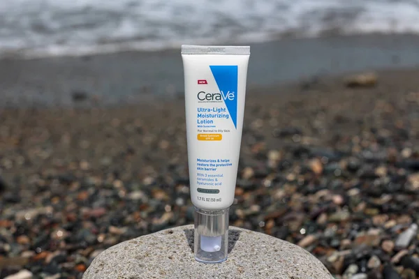 Famosa marca Cerave loção hidratante com proteção spf de pé à beira-mar — Fotografia de Stock