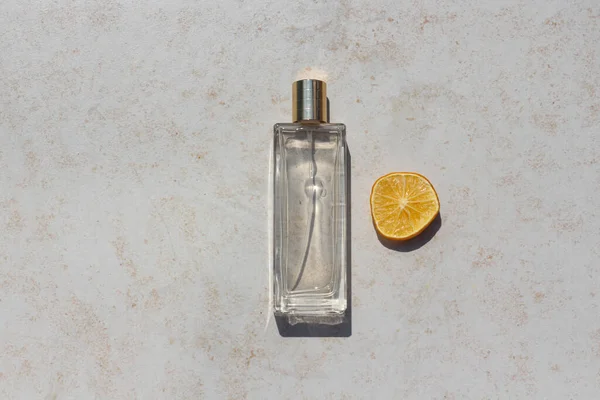 Model olarak bir parfüm şişesinin minimalist düz kompozisyonu — Stok fotoğraf