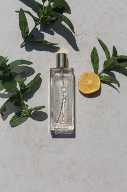 Limon dilimli bir parfüm şişesinin minimalist düz konumu