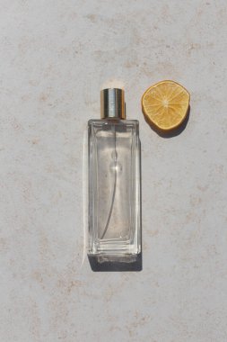 Tarafsız bir arkaplanda bir parfüm şişesinin minimalist düz konumu
