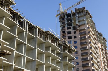 Ereksiyon, çeşitli evrelerinde iki yeni bina