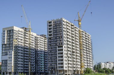 Arka planda Tec. altında binaların İnşaat vinçleri