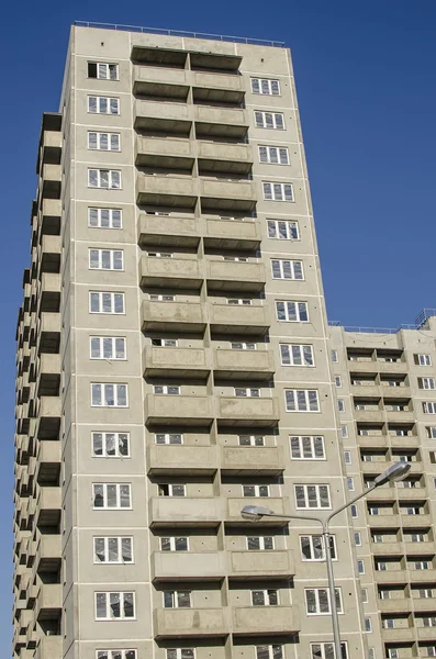 Monolithic concrete high-rise building — Stock Photo, Image