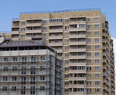 Eve yeni bir konut bina bir arka plan üzerinde inşa edilmiştir