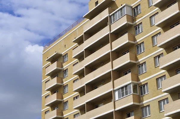 Fassade eines neuen Mehrfamilienhauses — Stockfoto