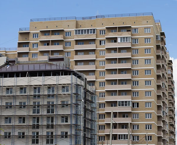 La casa è costruita su uno sfondo di un nuovo edificio residenziale — Foto Stock