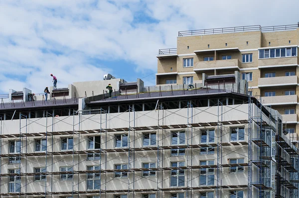 İnşaat apartmanın altında yakın mavi karşı 