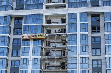 Mavi penceresi olan yeni ev