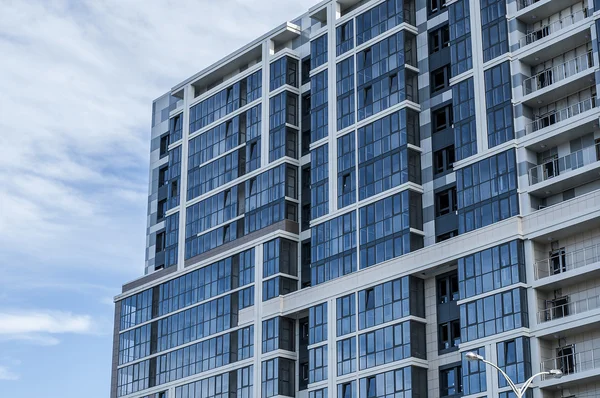 Mavi penceresi olan yeni ev