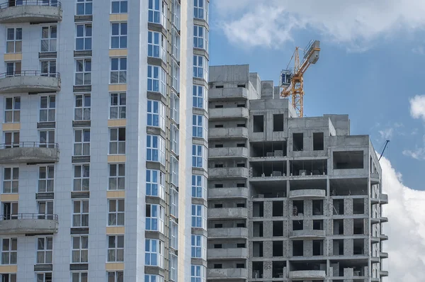 İnşaat çeşitli aşamalarında evde yanında durduğunu