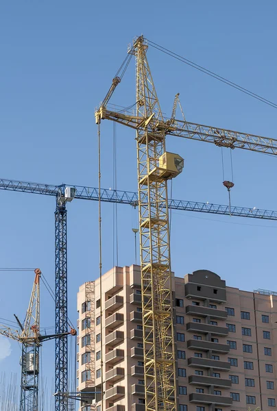 Tower cranes on the construction site — Stock Photo, Image