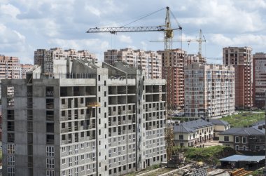 Bir yerleşim bölgesinde yeni bir ev inşa
