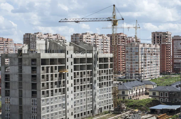 Construction d'une maison neuve dans un quartier résidentiel — Photo