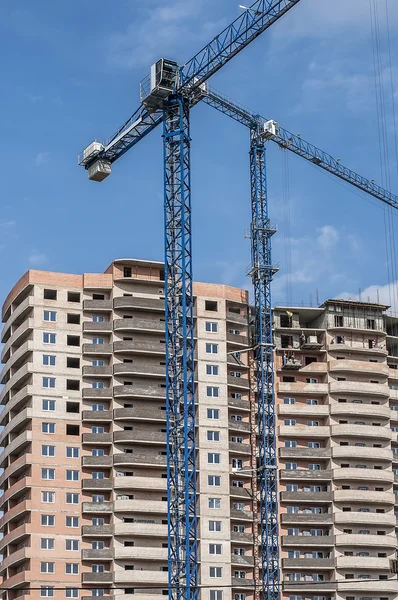 yüksek katlı bina çerçevede bir inşaat vinçleri