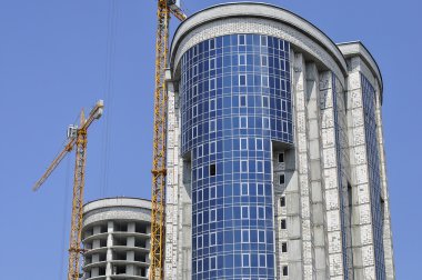 iki yüksek katlı bina yapım aşamasında
