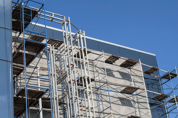 Scaffolding on a building wall — Stock Photo, Image