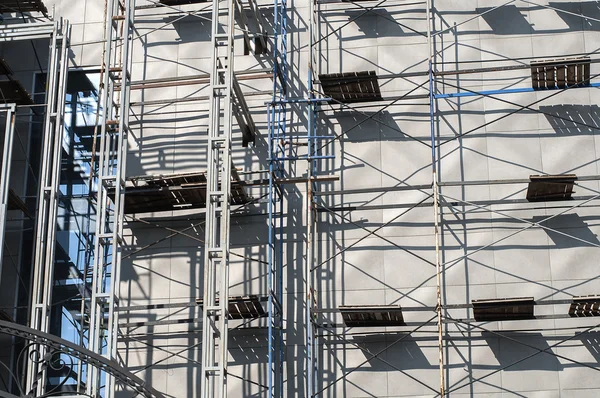 duvarda metal yapılar