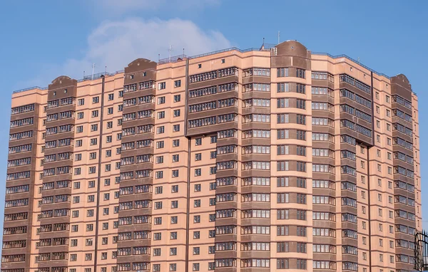 Nuovo edificio residenziale mattone marrone — Foto Stock