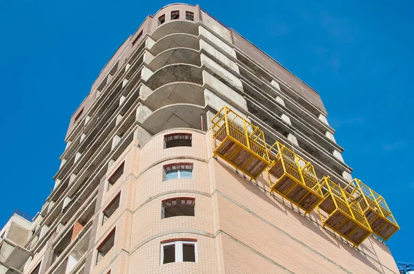 Schmales Hochhaus im Bau. — Stockfoto