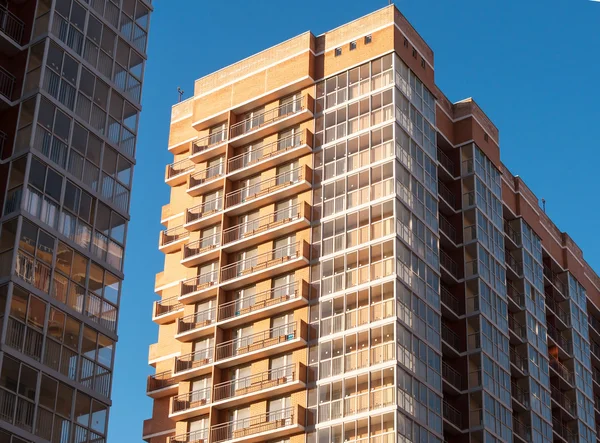 Arka plan gökyüzü üzerinde yeni konut yapı.