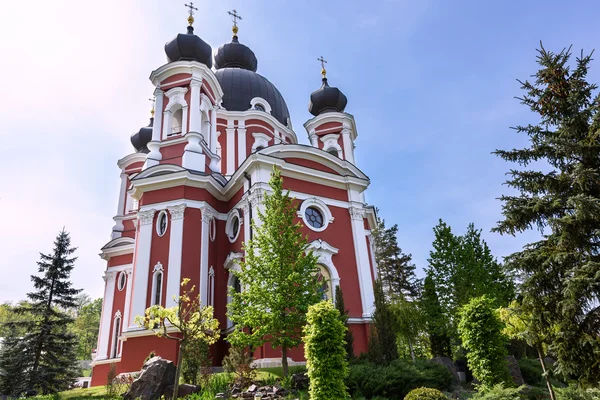 緑の木々 と青い空とモルドバの正統派 Curchi 修道院 — ストック写真