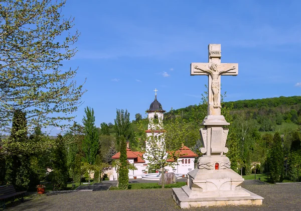 Statue du Christ et clocher au monastère orthodoxe de Curchi en Moldavie avec des arbres verts et un ciel bleu — Photo