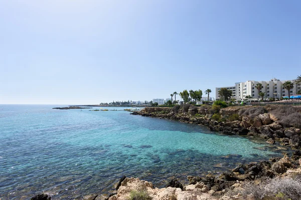 Deniz protaras, Kıbrıs Adası kayalar ve otel fotoğrafı.