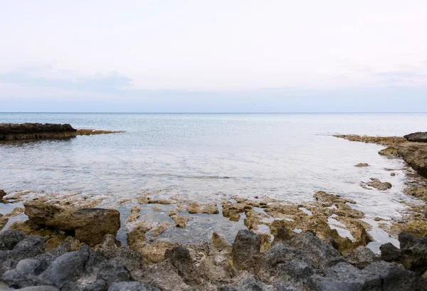 Foto av havet i protaras, Cypern ö med stenar vid solnedgången. — Stockfoto