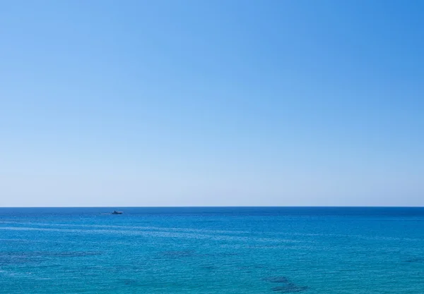 Photo of sea in protaras, cyprus island with a boat at horizon. — Stock Photo, Image