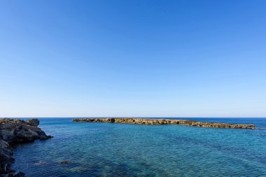 Protaras kayalar, Kıbrıs Adası ile denizde fotoğrafı.