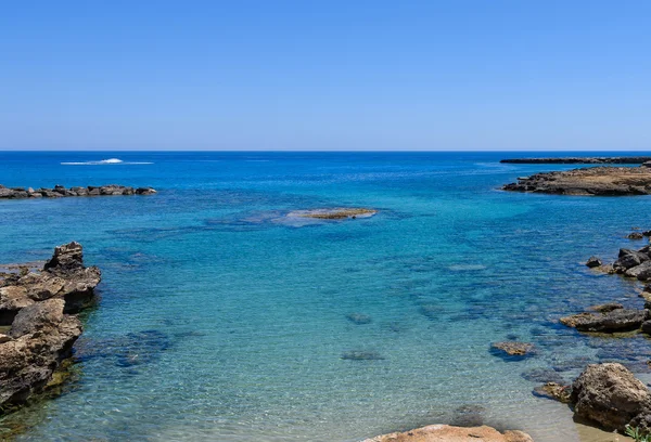 Foto av havet i protaras, Cypern ö, med klippor och obefläckade vatten. — Stockfoto