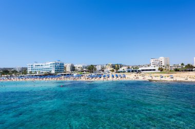 Deniz ve incir ağacı bay beach protaras, Kıbrıs Adası Yüzme insanlar ve oteller ile fotoğraf.