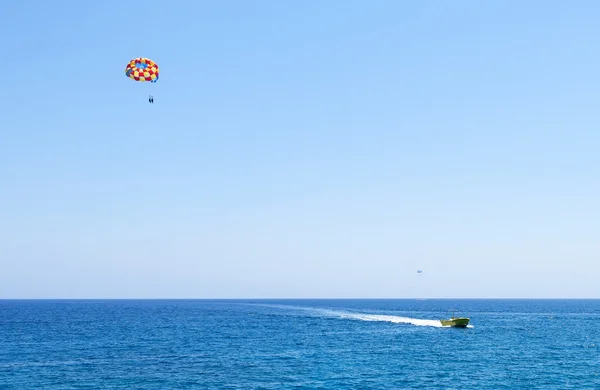Protaras, Kıbrıs Adası parasailing ile ve bir tekne denize fotoğrafı. — Stok fotoğraf