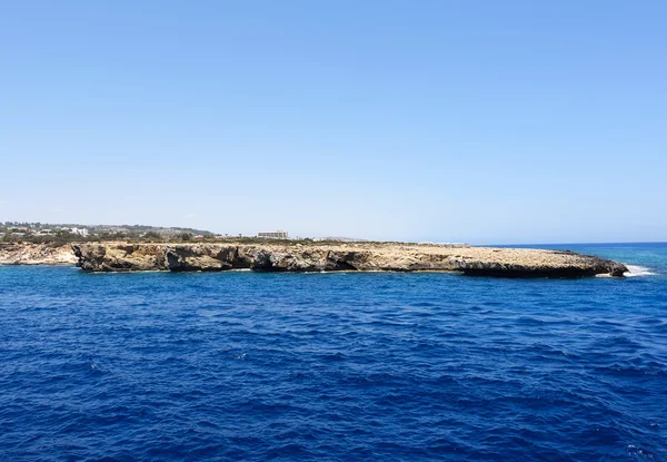 Foto av blått hav och klippor i protaras paralimni Cypern ö. — Stockfoto