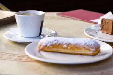 Çikolatalı kek ve bir bardak kahve ile bir restoranda bir masada yemek listesi.