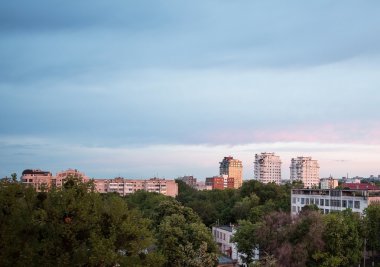 Coliseum crown plaza üzerinde günbatımında Moldova şehir merkezinde, Chisinau city otellerini göster