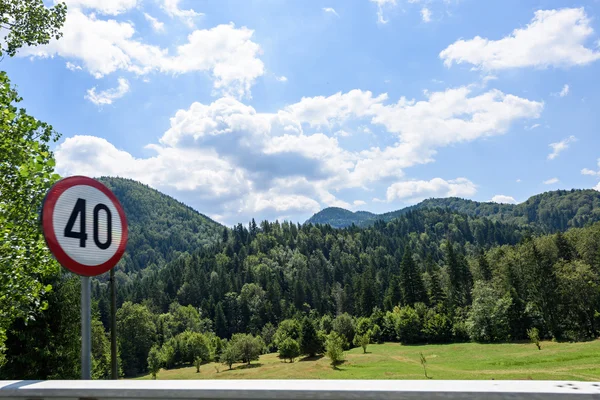 Foto de sinal de estrada e floresta verde nas montanhas Brasov pela manhã, Romênia . — Fotografia de Stock