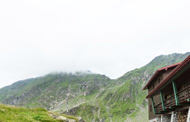 Balea tepe ve fagaras dağlar gün batımında, Romanya bir evde üzerinde bulut fotoğrafı.