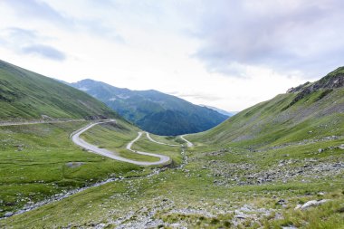Gün batımında, Romanya fagaras dağlarda ünlü dolambaçlı yol fotoğrafı.