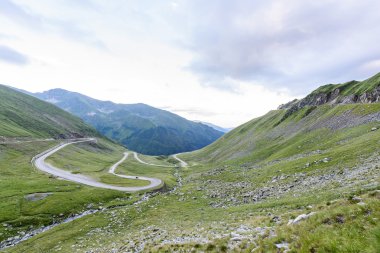 Gün batımında, Romanya fagaras dağlarda ünlü dolambaçlı yol fotoğrafı.